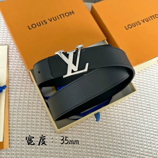 寬度 35Mm Lv S-Lock系列 宽度3.5Cm 精致的字母搭扣 搭配品牌專用小牛皮压横纹标识 双面用